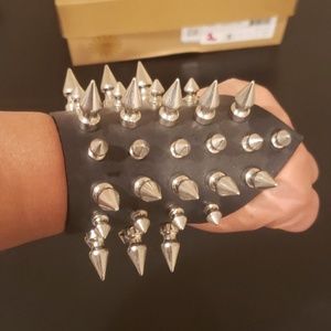 Leather spiked bracelet